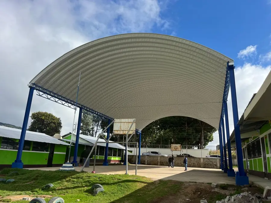 Cancha escolar techada con techo curvo, vista general