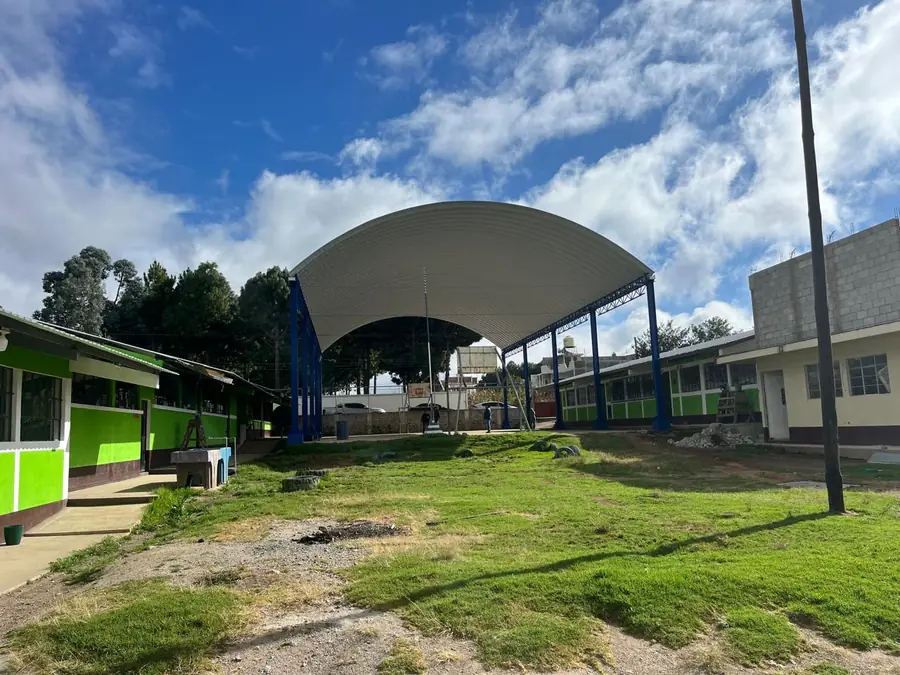 Cancha escolar con techo curvo terminado