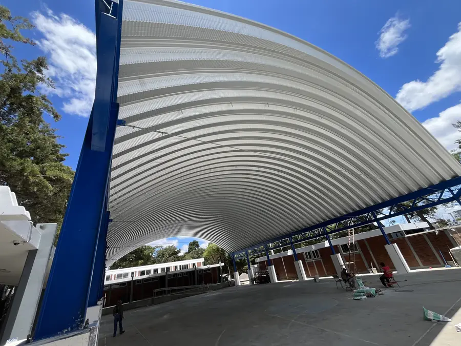 Estructura de celosía azul y lámina curva