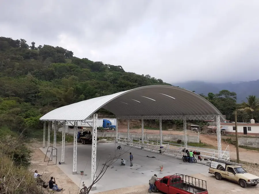 Cancha con techo curvo en montaje, vista aérea