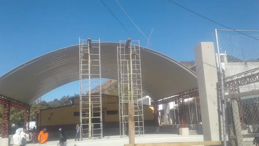 Cancha con techo curvo en etapa de cierre