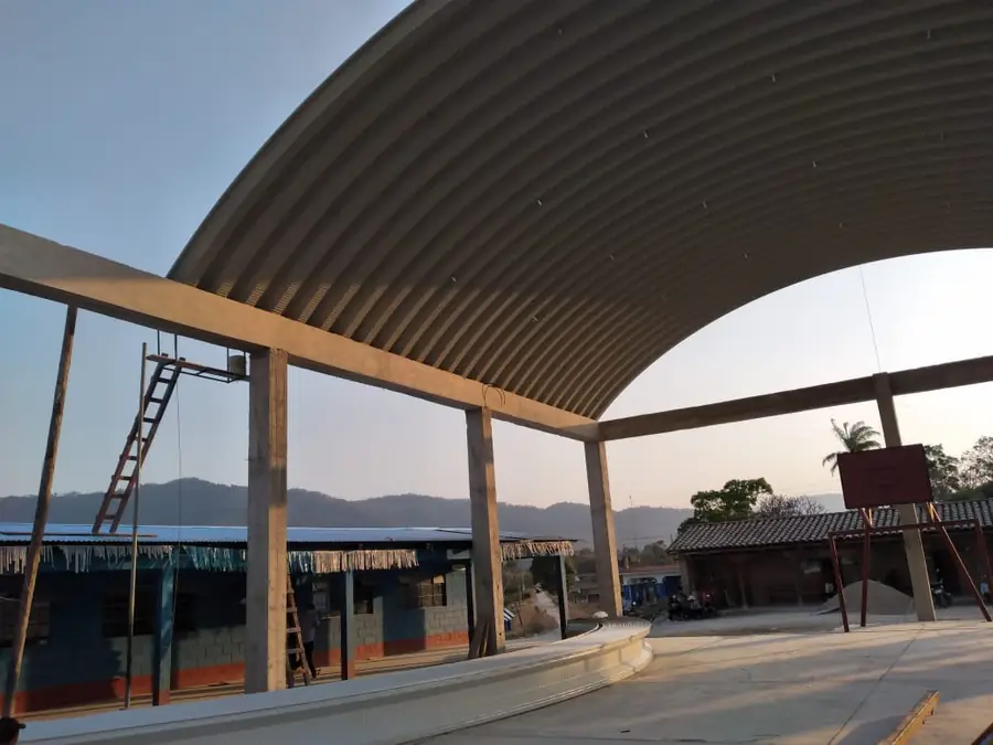 Cancha con techo curvo al atardecer