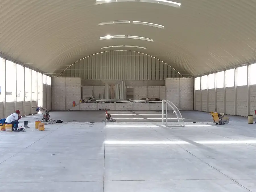 Gimnasio con techo curvo y tragaluces