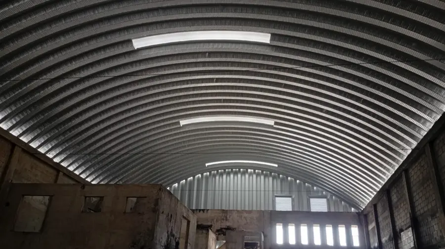 Interior de salón con techo curvo
