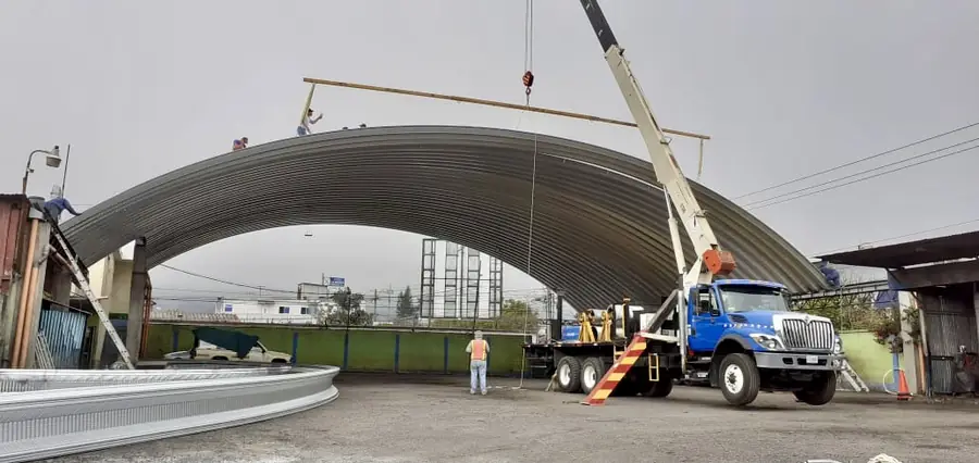 Montaje: la grúa iza el arco del techo curvo