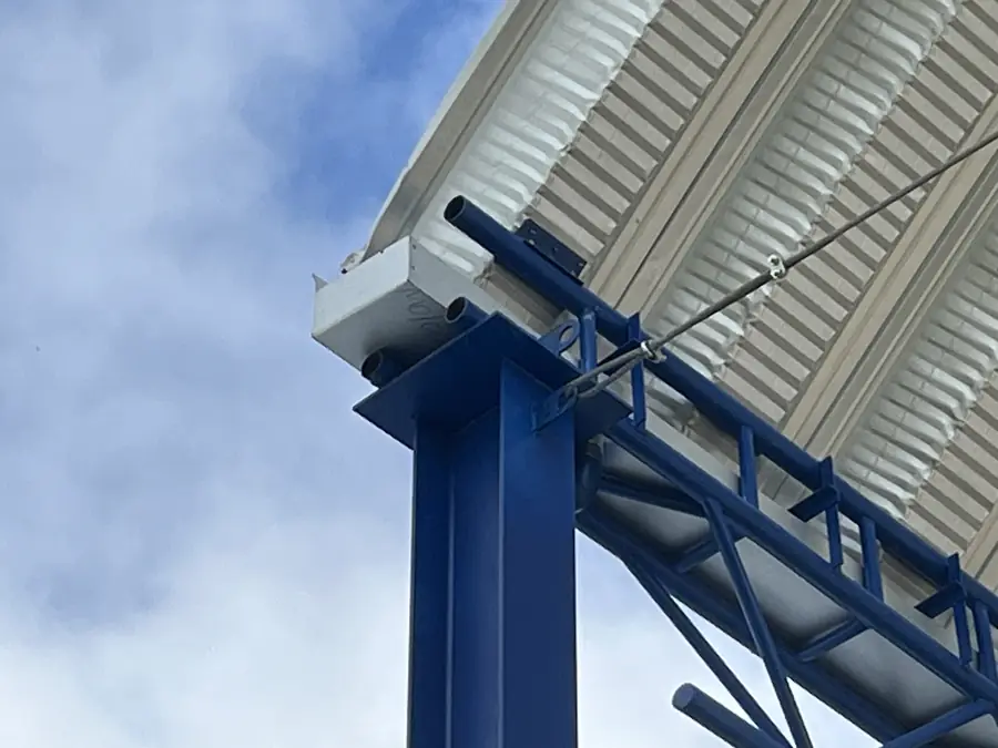 Detalle del apoyo del techo curvo sobre columna